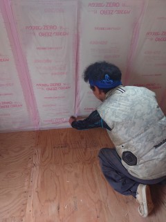 断熱材施工中！