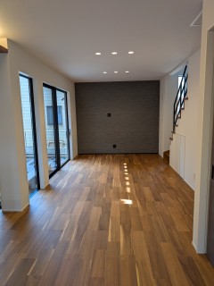 建物完成、外構工事中