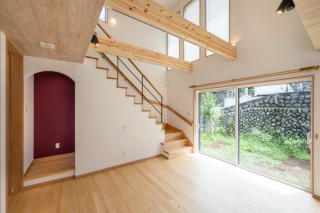 最近の人気事例③～片側の壁がオープンな階段～