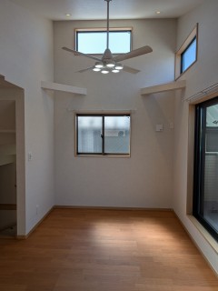 吹抜けとシーリングファンとユニバーサルライト